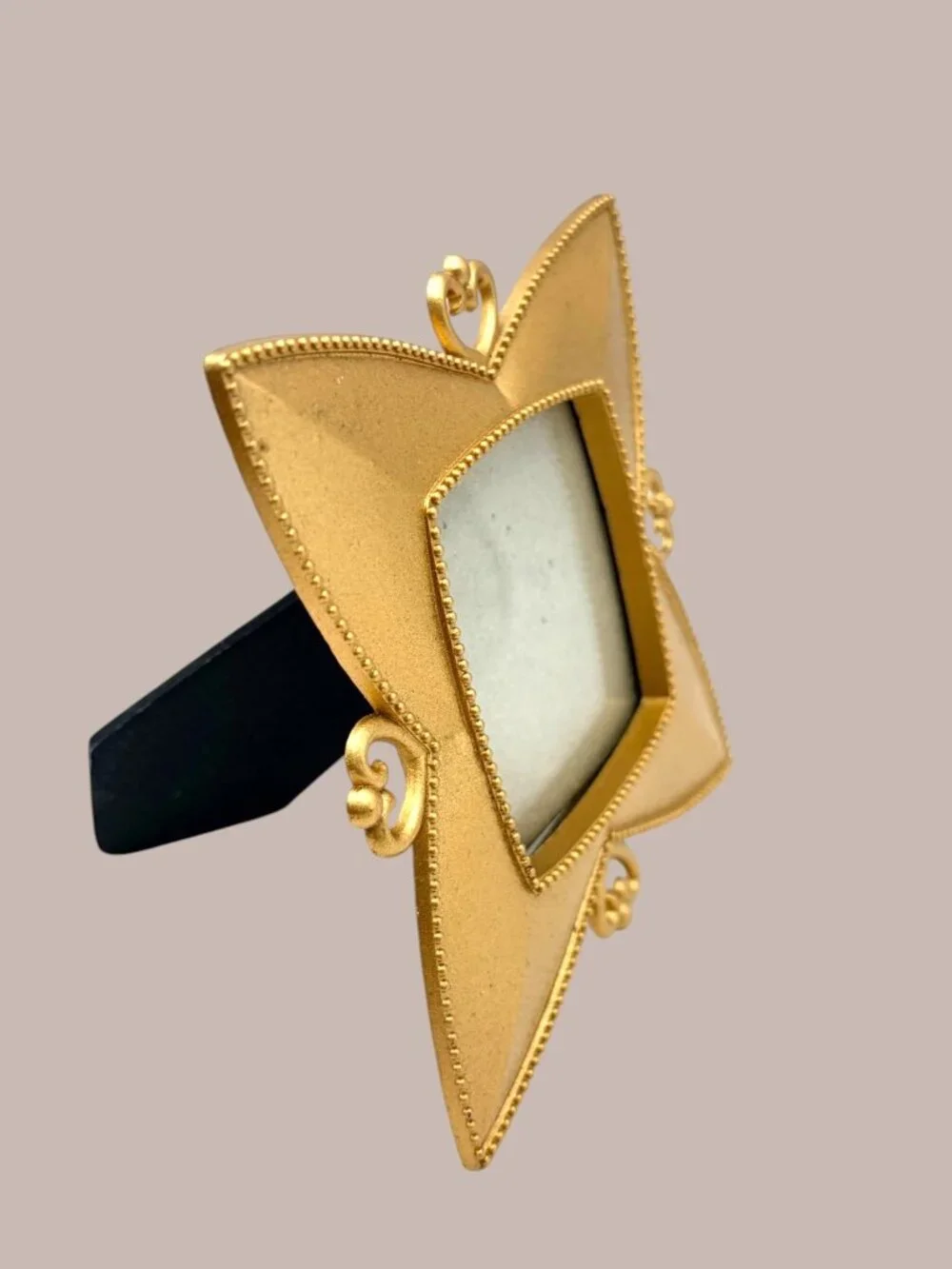 Vintage Gold Tone Ornate 2.5x2.5 Picture Frame Heart Scroll Accent Elsa L Taiwan